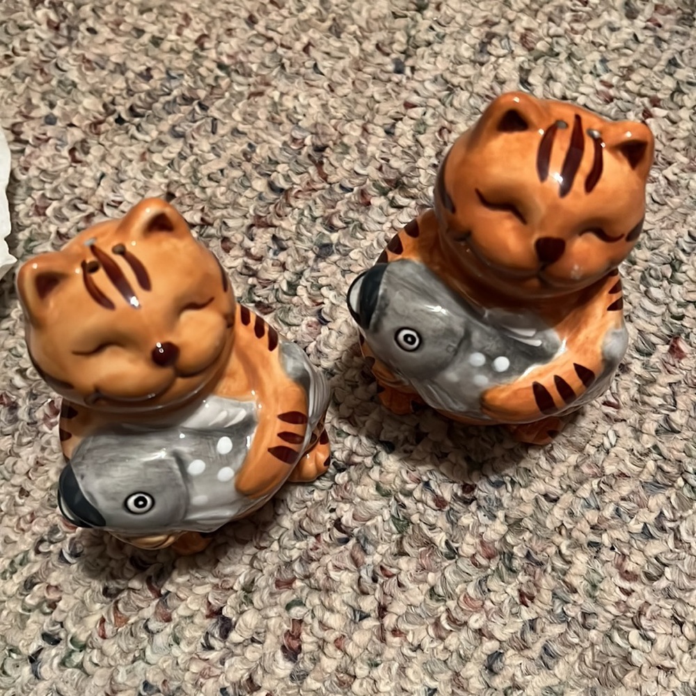 CKAO Orange Striped Cat Holding Fish Ceramic Salt & Pepper Shakers